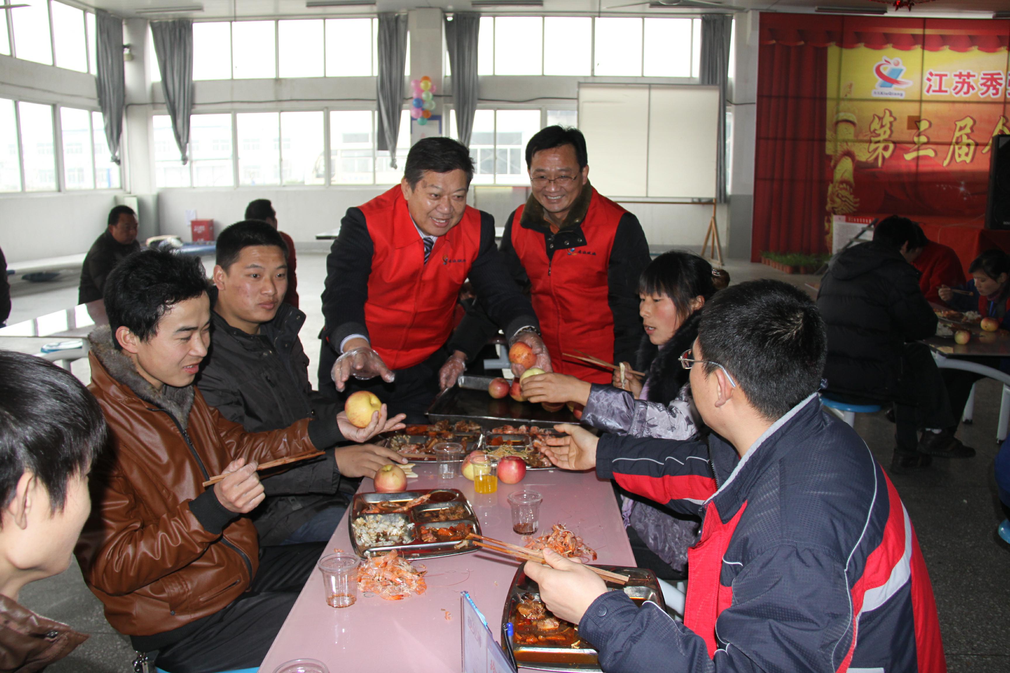 2011年，全員大聚餐，盧總向員工發(fā)放水果_極光看圖.jpg