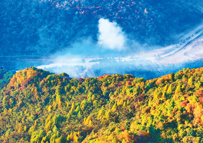 近日，位于遼寧省本溪市本溪滿族自治縣東營坊鄉(xiāng)南營坊村的老邊溝景區(qū)在晨霧中美不勝收。李堅強(qiáng)攝（人民視覺）