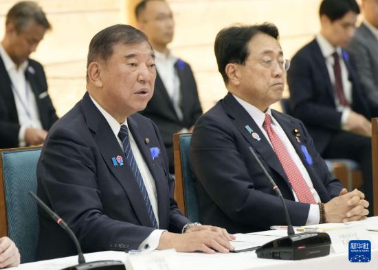 7月8日，在日本東京，日本首相石破茂（左）在綜合對(duì)策總部會(huì)議上發(fā)言。新華社/共同社