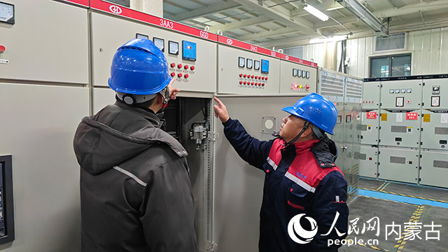 供電公司工作人員查看企業(yè)配電設施。人民網(wǎng)記者 張雪冬攝