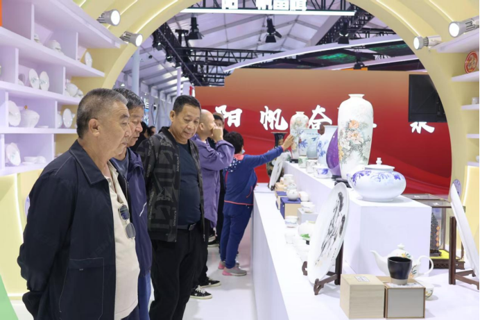 山西懷仁:匠心獨(dú)運(yùn)瓷韻美 集群成勢鎮(zhèn)能強(qiáng)688.png