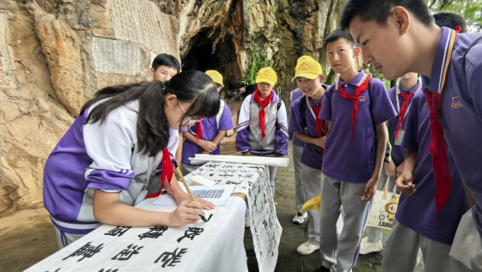 云南安寧中學(xué)嵩華學(xué)校:探尋瀾湄精神 厚植愛(ài)國(guó)愛(ài)鄉(xiāng)情懷812.png