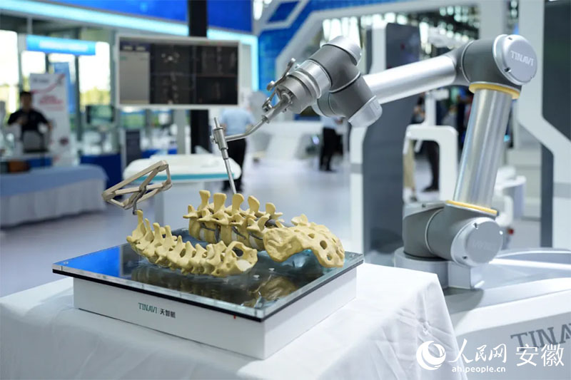 2024世界制造業(yè)大會(huì)上展出的骨科手術(shù)機(jī)器人。人民網(wǎng)記者 王銳攝