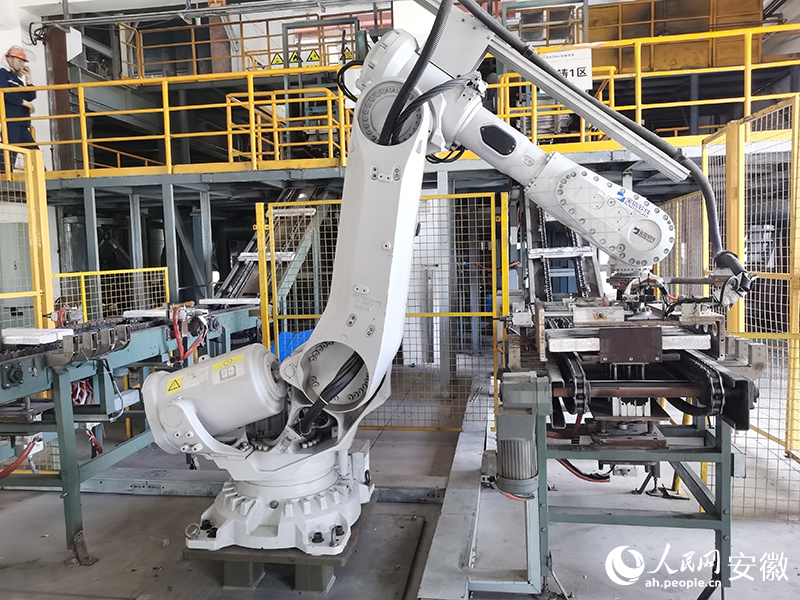 機(jī)械臂在搬運(yùn)鎂塊。人民網(wǎng)記者 胡雨松攝