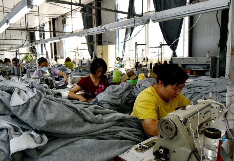 工人們正在生產(chǎn)線上忙碌著。