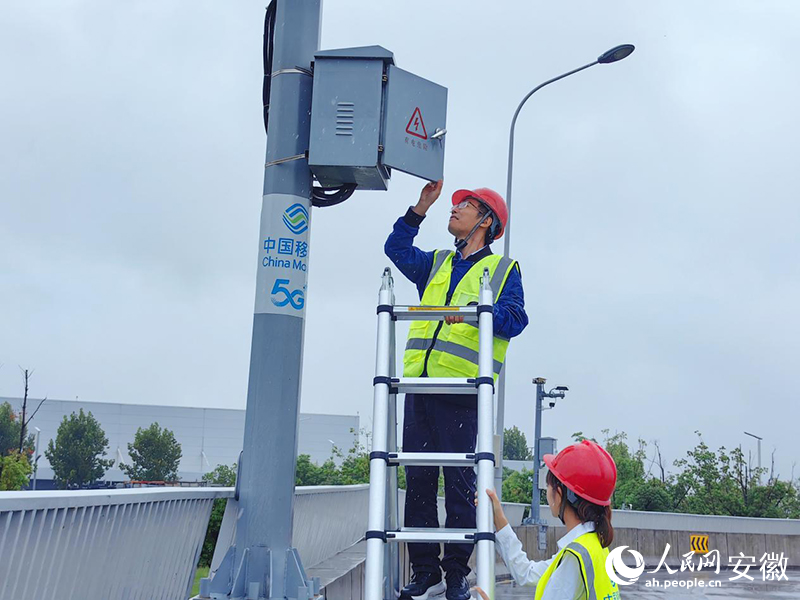 工作人員在檢測智能汽車總裝下線無人泊運(yùn)項(xiàng)目。人民網(wǎng)記者 韓震震攝