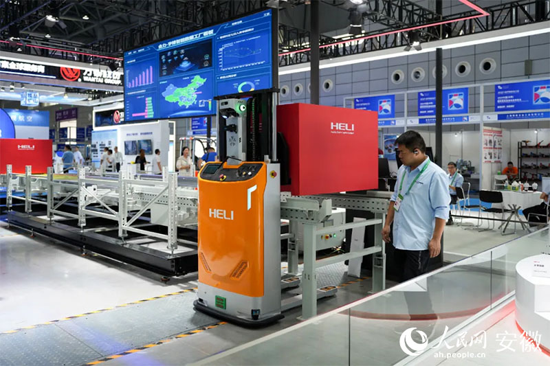 2024世界制造業(yè)大會(huì)上，合力將智能數(shù)據(jù)工廠系統(tǒng)帶進(jìn)展會(huì)。人民網(wǎng)記者 王銳攝