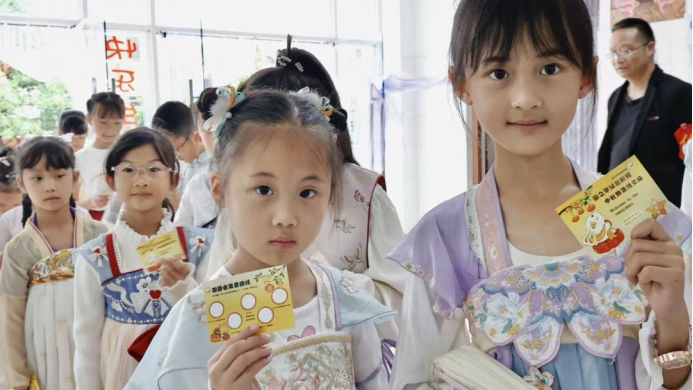 月圓國(guó)盛弘揚(yáng)中華傳統(tǒng)文化 雙節(jié)同輝涵養(yǎng)深厚家國(guó)情懷3775.png