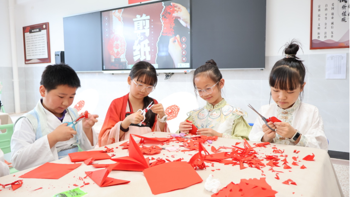 云南安寧中學(xué)太平學(xué)校小學(xué)部:讓藝術(shù)的種子在腦海中生根發(fā)芽 讓文化的花朵在心田里芬芳馥郁2895.png