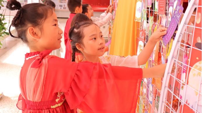 云南安寧中學(xué)太平學(xué)校小學(xué)部:讓藝術(shù)的種子在腦海中生根發(fā)芽 讓文化的花朵在心田里芬芳馥郁9700.png