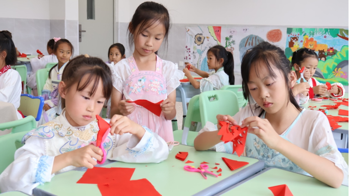 云南安寧中學(xué)太平學(xué)校小學(xué)部:讓藝術(shù)的種子在腦海中生根發(fā)芽 讓文化的花朵在心田里芬芳馥郁2696.png