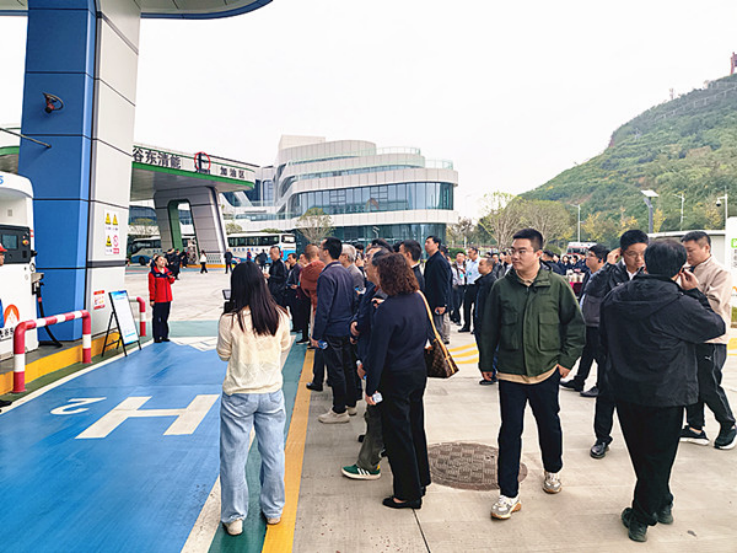 2025黃石(大冶)氫能產(chǎn)業(yè)高質(zhì)量發(fā)展推介會與會嘉賓參觀大冶東綜合能源站464.png