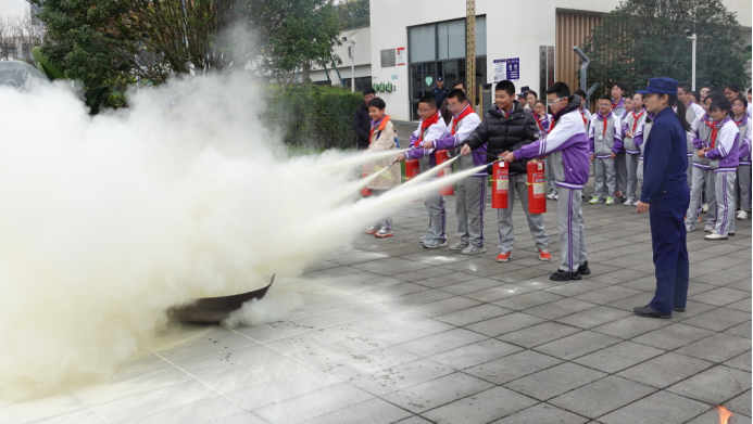 全民消防·生命至上__安寧中學(xué)教育集團(tuán)2025年消防安全應(yīng)急疏散演練3889.png