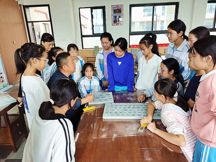 大冶市保安鎮(zhèn)小學:以石為媒育童心 非遺石雕“活”在校園里432.png