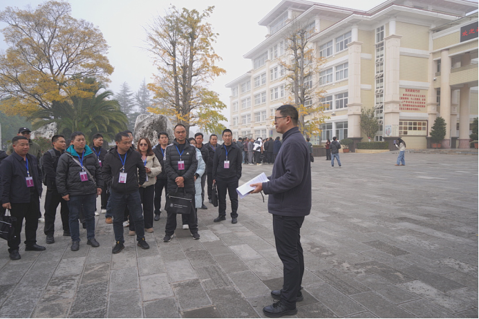 云南省第二輪“萬名校長培訓(xùn)計劃”(第五期)學(xué)員到安寧中學(xué)跟崗研修3417.png