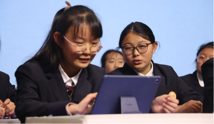 云南安寧中學(xué)初中部:在詩詞世界領(lǐng)悟文化精髓 在書香校園激揚(yáng)青春智慧(1)2350.png