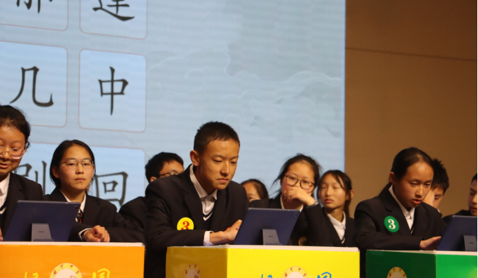 云南安寧中學(xué)初中部:在詩詞世界領(lǐng)悟文化精髓 在書香校園激揚(yáng)青春智慧(1)2550.png