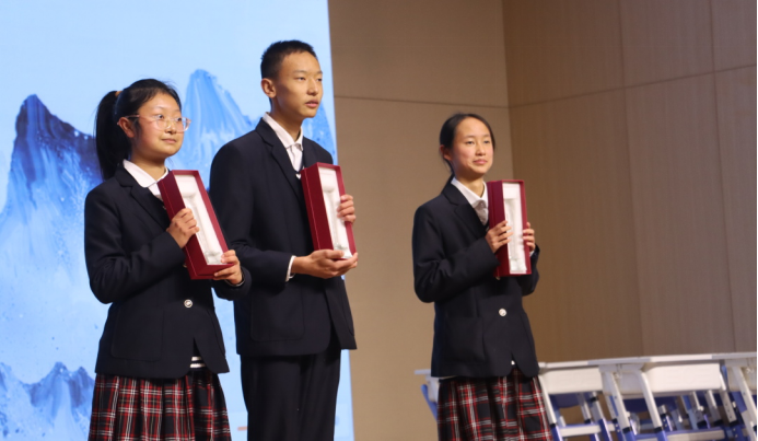 云南安寧中學(xué)初中部:在詩詞世界領(lǐng)悟文化精髓 在書香校園激揚(yáng)青春智慧(1)4206.png