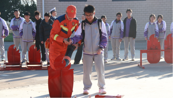 以藍(lán)焰勇士精神引領(lǐng)學(xué)生樹(shù)立遠(yuǎn)大志向 用應(yīng)678.png