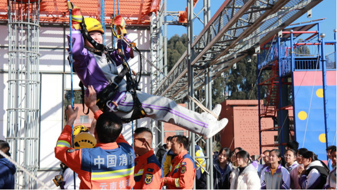 以藍(lán)焰勇士精神引領(lǐng)學(xué)生樹(shù)立遠(yuǎn)大志向 用應(yīng)821.png