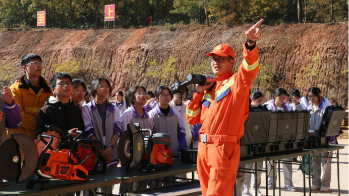 以藍(lán)焰勇士精神引領(lǐng)學(xué)生樹(shù)立遠(yuǎn)大志向 用應(yīng)822.png