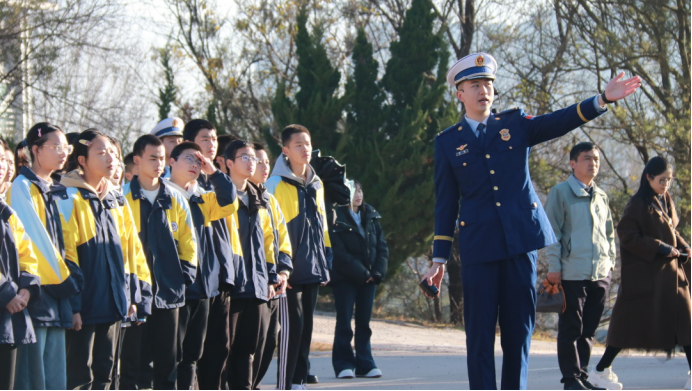 以藍(lán)焰勇士精神引領(lǐng)學(xué)生樹(shù)立遠(yuǎn)大志向 用應(yīng)518.png