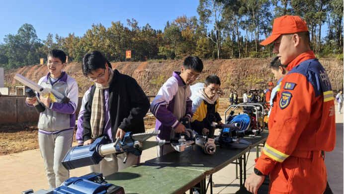 以藍(lán)焰勇士精神引領(lǐng)學(xué)生樹(shù)立遠(yuǎn)大志向 用應(yīng)824.png