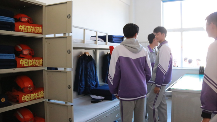 以藍(lán)焰勇士精神引領(lǐng)學(xué)生樹(shù)立遠(yuǎn)大志向 用應(yīng)993.png