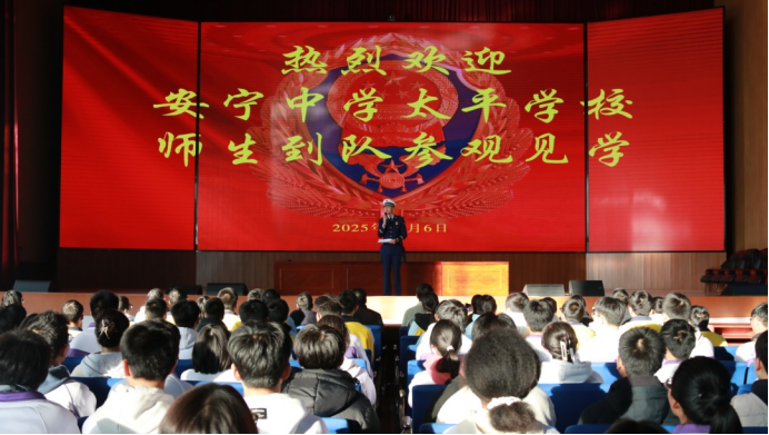 以藍(lán)焰勇士精神引領(lǐng)學(xué)生樹(shù)立遠(yuǎn)大志向 用應(yīng)517.png