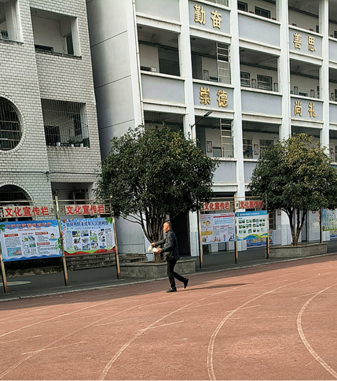 大冶市金牛鎮(zhèn)小學(xué):校長操場撿垃圾 引領(lǐng)文明新風(fēng)尚(1)189.png