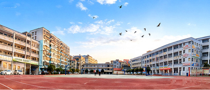 大冶市金牛鎮(zhèn)小學(xué):校長操場撿垃圾 引領(lǐng)文明新風(fēng)尚(1)366.png