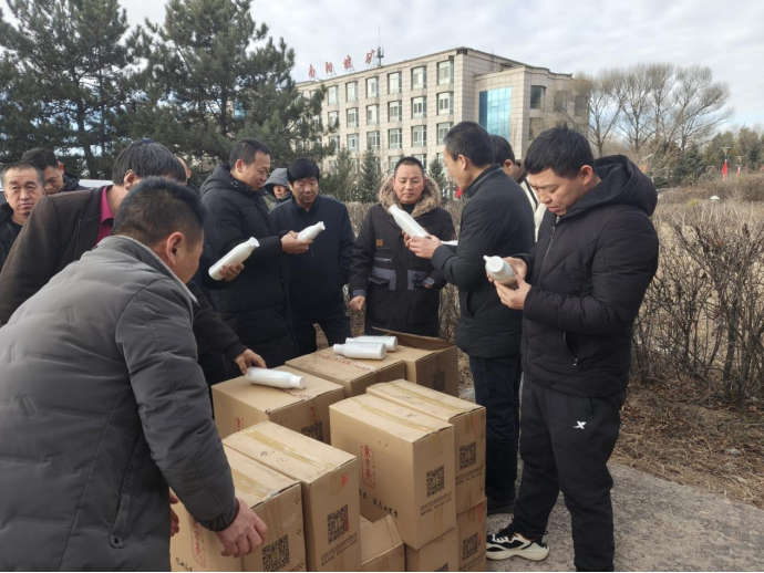 情系職工暖寒冬 關(guān)懷慰問暖人心253.png