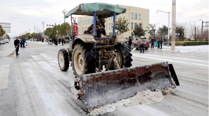 黃海農(nóng)場“以雪為令”齊奮戰(zhàn) 全力清雪保暢通(2)444.png