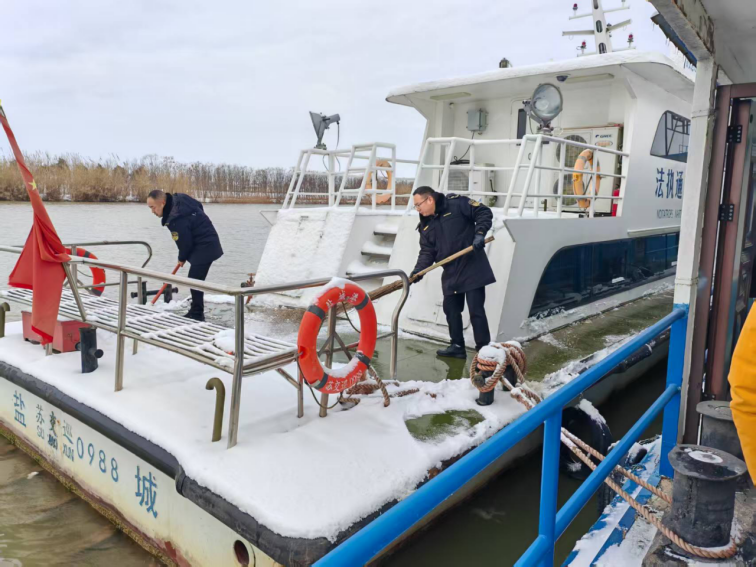 江蘇鹽城交通執(zhí)法織密冰凍天氣交通運輸“安全網(wǎng)”418.png