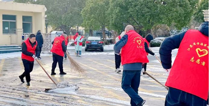 黃海農(nóng)場“以雪為令”齊奮戰(zhàn) 全力清雪保暢通(2)162.png