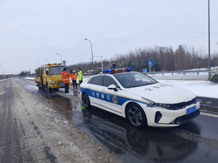 江蘇鹽城交通執(zhí)法織密冰凍天氣交通運輸“安全網(wǎng)”935.png
