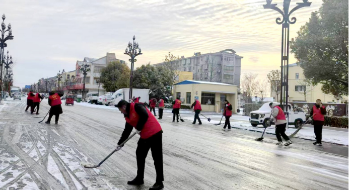 黃海農(nóng)場“以雪為令”齊奮戰(zhàn) 全力清雪保暢通(2)337.png