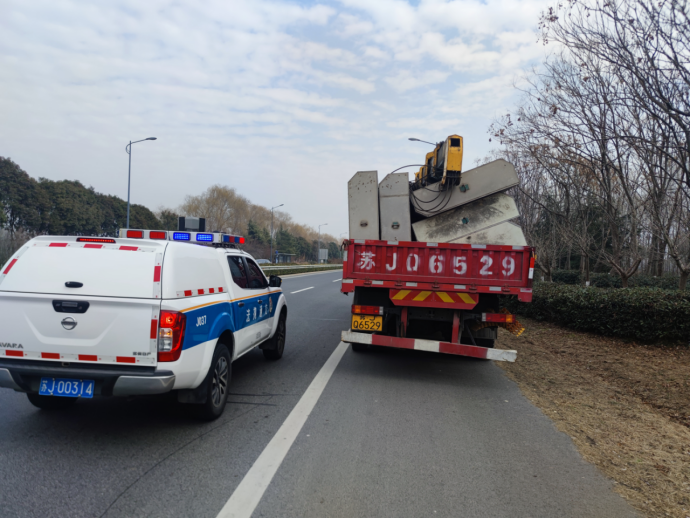 江蘇鹽城重拳整治公路“非標(biāo)” 優(yōu)化路域安全環(huán)境324.png