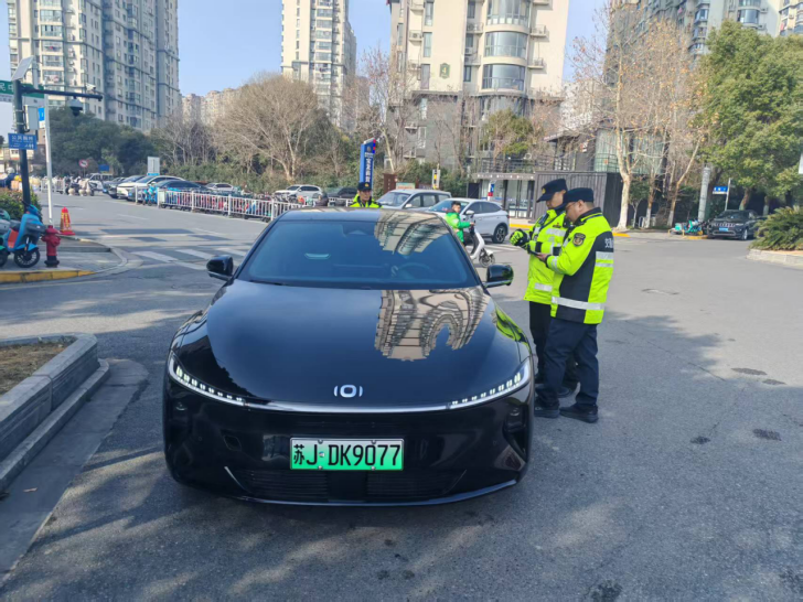 江蘇省鹽城市交通執(zhí)法“力度+溫度”筑牢春節(jié)假日交通保障防線563.png