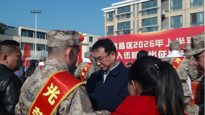 繁昌區(qū)委書記汪敏為出征新兵佩戴大紅花170.png