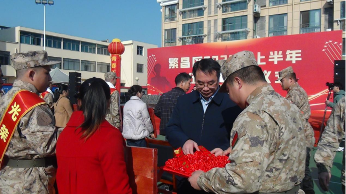 繁昌區(qū)委書記汪敏為出征新兵佩戴大紅花173.png