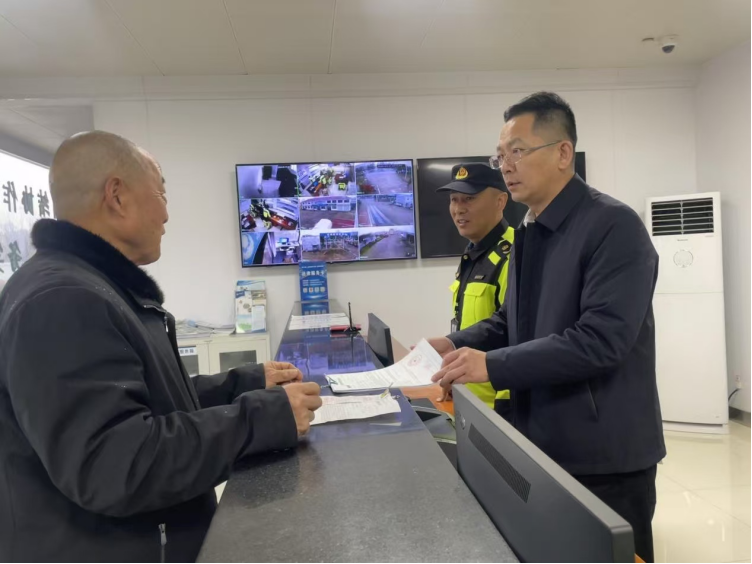 江蘇鹽城交通執(zhí)法“柔性+體驗(yàn)+聯(lián)合”開(kāi)展超限治理998.png