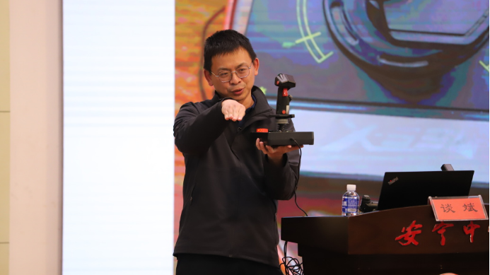 解鎖航空航天硬核前沿知識(shí) 點(diǎn)燃學(xué)子逐夢(mèng)藍(lán)天熾熱初心——中國(guó)民航大學(xué)副教授談斌到云南安寧中學(xué)講授航空航天知識(shí)3298.png