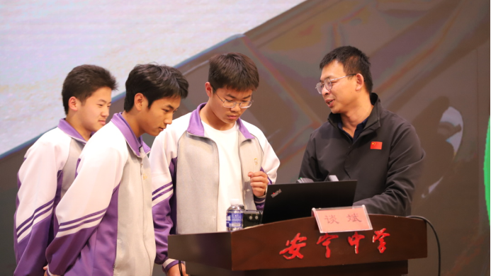 解鎖航空航天硬核前沿知識(shí) 點(diǎn)燃學(xué)子逐夢(mèng)藍(lán)天熾熱初心——中國(guó)民航大學(xué)副教授談斌到云南安寧中學(xué)講授航空航天知識(shí)3618.png