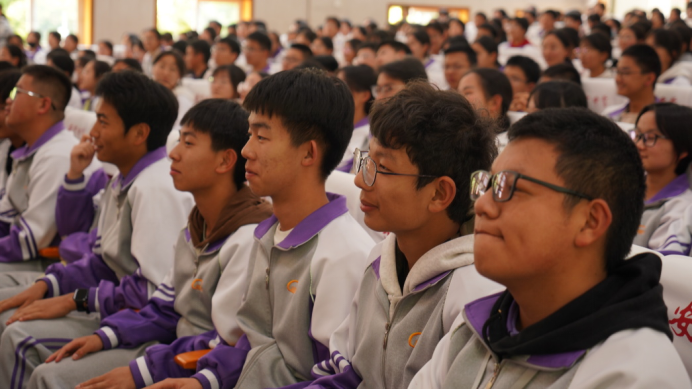 解鎖航空航天硬核前沿知識(shí) 點(diǎn)燃學(xué)子逐夢(mèng)藍(lán)天熾熱初心——中國(guó)民航大學(xué)副教授談斌到云南安寧中學(xué)講授航空航天知識(shí)2978.png