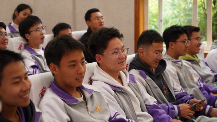 解鎖航空航天硬核前沿知識(shí) 點(diǎn)燃學(xué)子逐夢(mèng)藍(lán)天熾熱初心——中國(guó)民航大學(xué)副教授談斌到云南安寧中學(xué)講授航空航天知識(shí)2775.png